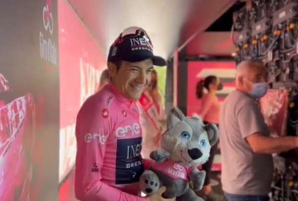 Carapaz sufri&oacute; una ca&iacute;da durante la etapa 15 del Giro de Italia