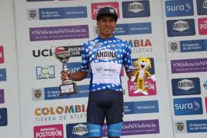 Santiago Montenegro, al recibir su premio como &quot;campeón de la montaña&quot;.