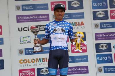 Santiago Montenegro, al recibir su premio como "campe&oacute;n de la monta&ntilde;a".