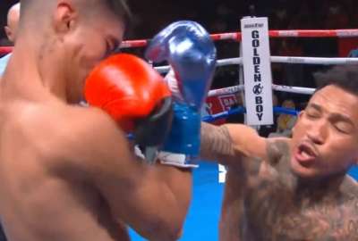 Jan Salvatierra cay&oacute; noqueado fuera del ring tras recibir un recto de derecha