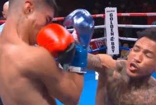 Jan Salvatierra cay&oacute; noqueado fuera del ring tras recibir un recto de derecha