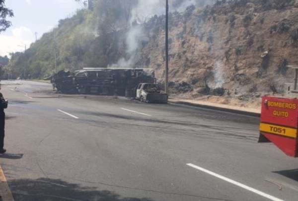 La colisi&oacute;n de un tanquero con dos veh&iacute;culos livianos caus&oacute; un incendio y un incendio forestal en el sector de Puengas&iacute;.