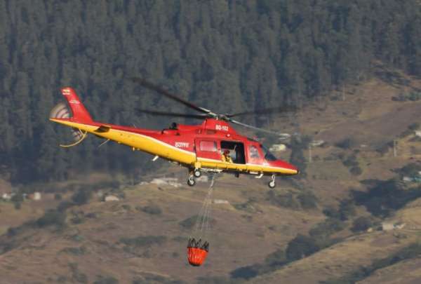 Desde la madrugada, los Bomberos de Quito despliegan operaciones terrestres y a&eacute;reas para controlar el fuego.
