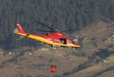Desde la madrugada, los Bomberos de Quito despliegan operaciones terrestres y a&eacute;reas para controlar el fuego.