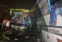 Dos buses se chocaron en la v&iacute;a Dur&aacute;n- Tambo