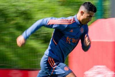 Cristiano fue amonestado por la Polic&iacute;a por botar al suelo el celular de un hincha
