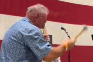 Hombre compra guitarra autografiada de Taylor Swift y la destruye a martillazos