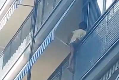Un trabajador brasileño, alertado por los gritos de los vecinos, salvó al menor de seis años mientras sus padres dormían.