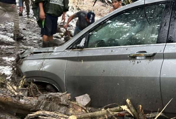 Un veh&iacute;culo qued&oacute; atrapado por el desbordamiento de una quebrada en San Pedro Vilcabamba, en Loja.