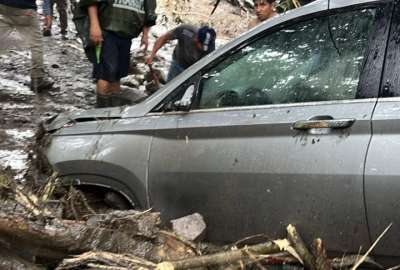 Un veh&iacute;culo qued&oacute; atrapado por el desbordamiento de una quebrada en San Pedro Vilcabamba, en Loja.
