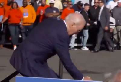 Joe Biden tropez&oacute; dos veces en unas cortas escaleras en Filadelfia