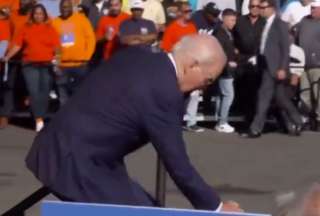 Joe Biden tropez&oacute; dos veces en unas cortas escaleras en Filadelfia