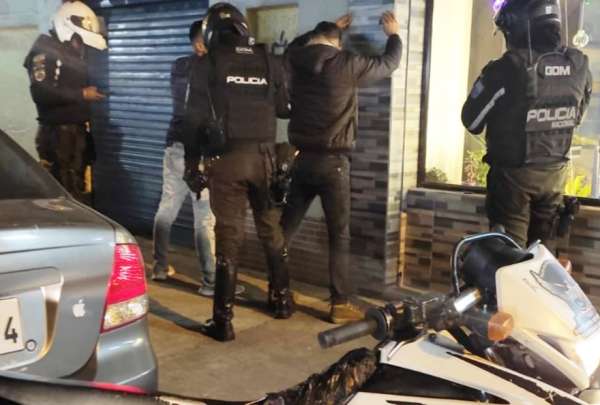 El asamble&iacute;sta por Pichincha y presidente de la Comisi&oacute;n de R&eacute;gimen Ec&oacute;nomico de la Asamblea Nacional, Pabel Mu&ntilde;oz, (d) durante la manifestaci&oacute;n realzada la tarde de este jueves.