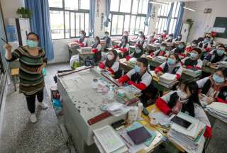 En Europa las clases presenciales se retomar&aacute;n, a pesar la presencia de la variante &Oacute;micron