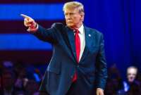 El presidente de los Estados Unidos, Donald Trump, decidió pausar el proceso de green card o residencia permanente a los migrantes.