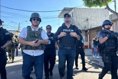 John Reimberg, ministro del Interior, en un recorrido por Puerto Bol&iacute;var, en marzo.