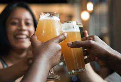 Estudio determin&oacute; que beber alcohol de forma moderada s&iacute; tiene efectos da&ntilde;inos