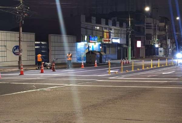 La Empresa P&uacute;blica Metropolitana de Movilidad y Obras P&uacute;blicas (Epmmop) implementa se&ntilde;alizaci&oacute;n de la ciclov&iacute;a en la avenida de La Prensa.