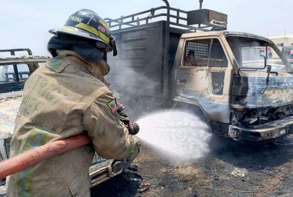 64 autos afectados en incendio de Samanes