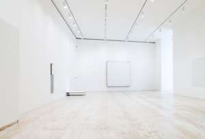 El cuadro fue realizado con esmalte blanco sobre algodón.