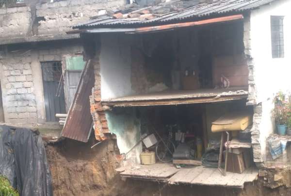 Una vivienda en el sector de San Bartolo, al sur de Quito, colaps&oacute;