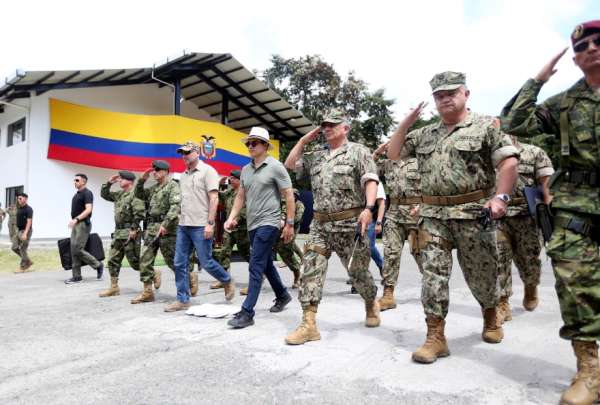 Daniel Noboa en un evento en el Batall&oacute;n de Infanter&iacute;a de Marina en Esmeraldas.