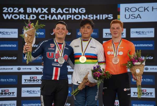 Pedro Benalc&aacute;zar (centro) se proclam&oacute; campe&oacute;n en el Mundial de BMX de Rock Hill 