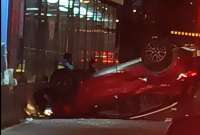 Un automóvil volcó en la avenida 10 de Agosto, frente a la parada del Trole, este lunes 1 de septiembre.