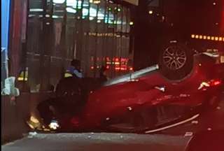 Veh&iacute;culo volcado en la Av. 10 de Agosto, en Quito