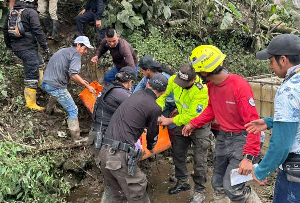 Los miembros de la Polic&iacute;a Nacional apoyan en el rescate y en la b&uacute;squeda de las personas afectadas por los deslaves en Ba&ntilde;os.