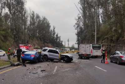 Choque m&uacute;ltiple en la avenida Sim&oacute;n Bol&iacute;var deja un muerto y varios heridos