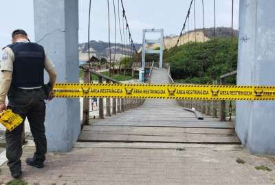 Un puente peatonal en la parroquia Canoa del cant&oacute;n San Vicente, en Manab&iacute;, se cay&oacute;; hubo nueve heridos.