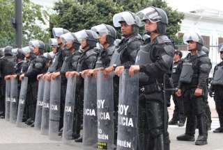 Ministra Palencia y comandante de Polic&iacute;a visitaron a polic&iacute;as heridos en movilizaciones