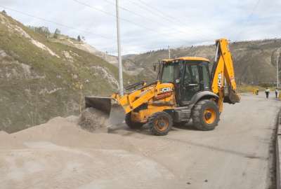 En el Paso Lateral Norte de Ambato (Tungurahua) se realizan trabajos de mitigaci&oacute;n. 