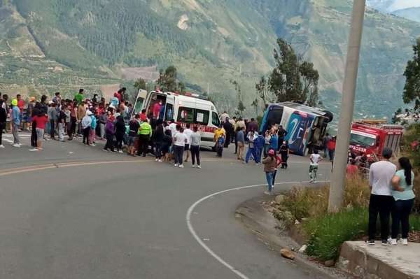 Accidente de bus en la &acute;Curva de la Muerte&acute; deja fallecidos