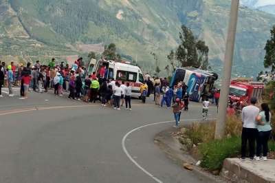Accidente de bus en la &acute;Curva de la Muerte&acute; deja fallecidos