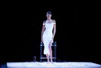 Bella Hadid modeló un vestido hecho con aerosoles