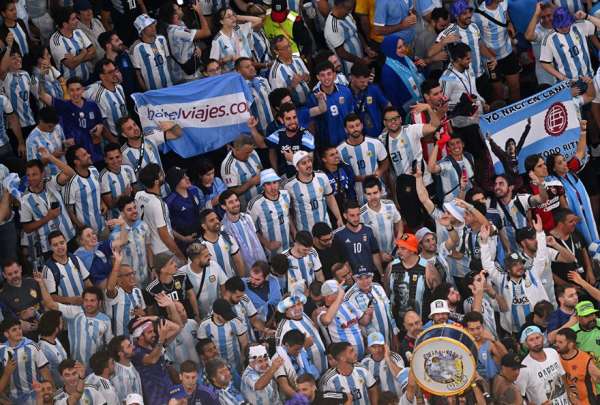 Los hinchas argentinos se han tomado la Copa Mundial de Qatar 2022 con sus c&aacute;nticos. 