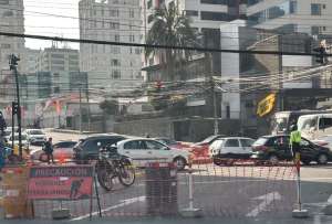 En Quito, este lunes se registra un intenso tr&aacute;fico tras el cierre de varios cruces de la avenida 6 de Diciembre.