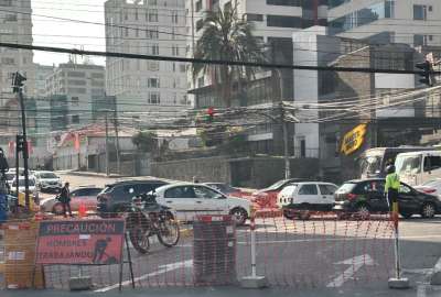 En Quito, este lunes se registra un intenso tr&aacute;fico tras el cierre de varios cruces de la avenida 6 de Diciembre.
