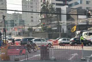 Intenso tr&aacute;fico tras el cierre de varios cruces por obras en el carril de la Ecov&iacute;a de Quito