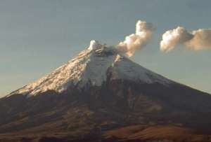 Volc&aacute;n Cotopaxi emana una columna de vapor y ceniza