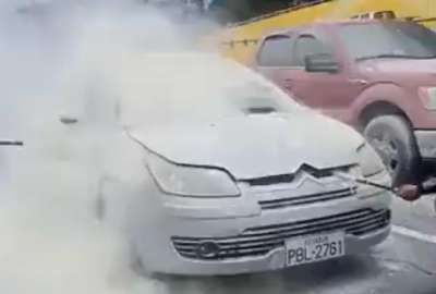 Un veh&iacute;culo estuvo a punto de incendiarse en el norte de Quito