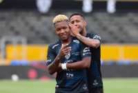 Jhon Jairo Sánchez (izq.) en un partido del torneo ecuatoriano en 2019.