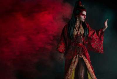 Expone fotograf&iacute;as donde figuras femeninas poderosas simbolizan aspectos de la feminidad