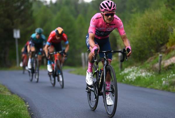 Richard Carapaz sigue como l&iacute;der del Giro de Italia