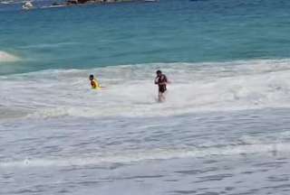 Salvavidas rescatan a j&oacute;venes que estaban atrapados por las olas