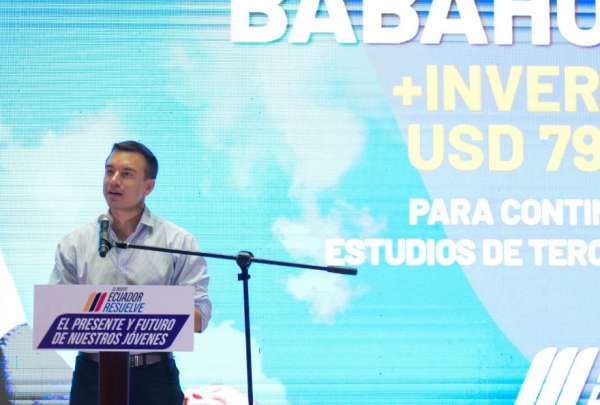 Presidente Noboa entreg&oacute; 1.000 becas a estudiantes en Los R&iacute;os 