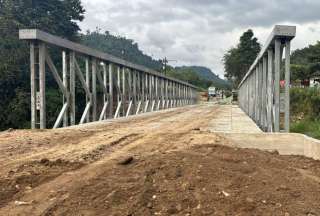 El puente de la v&iacute;a Al&oacute;ag - Santo Domingo est&aacute; en su fase final de reconstrucci&oacute;n