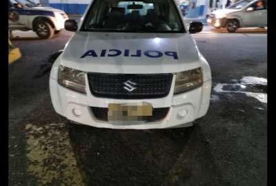 El veh&iacute;culo donde se movilizaban los dos polic&iacute;as qued&oacute; abaleado. 